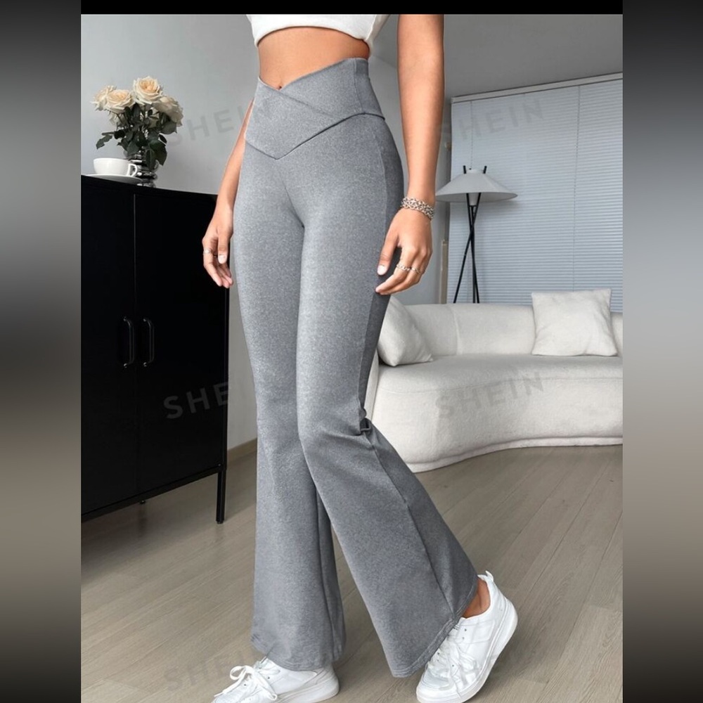 Light grey flared leggings v-waist
